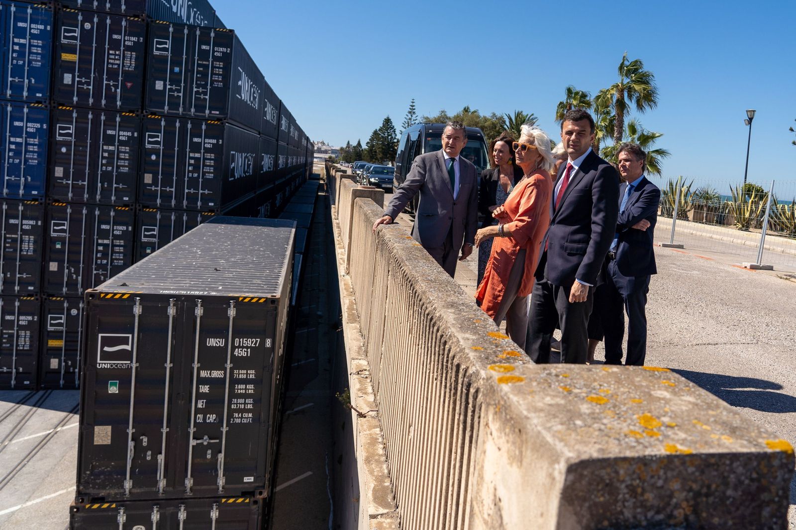 Imagen de archivo de una visita de Bruno García, junto a Teófila Martínez a la terminal de contenedores del Muelle Alfonso XIII