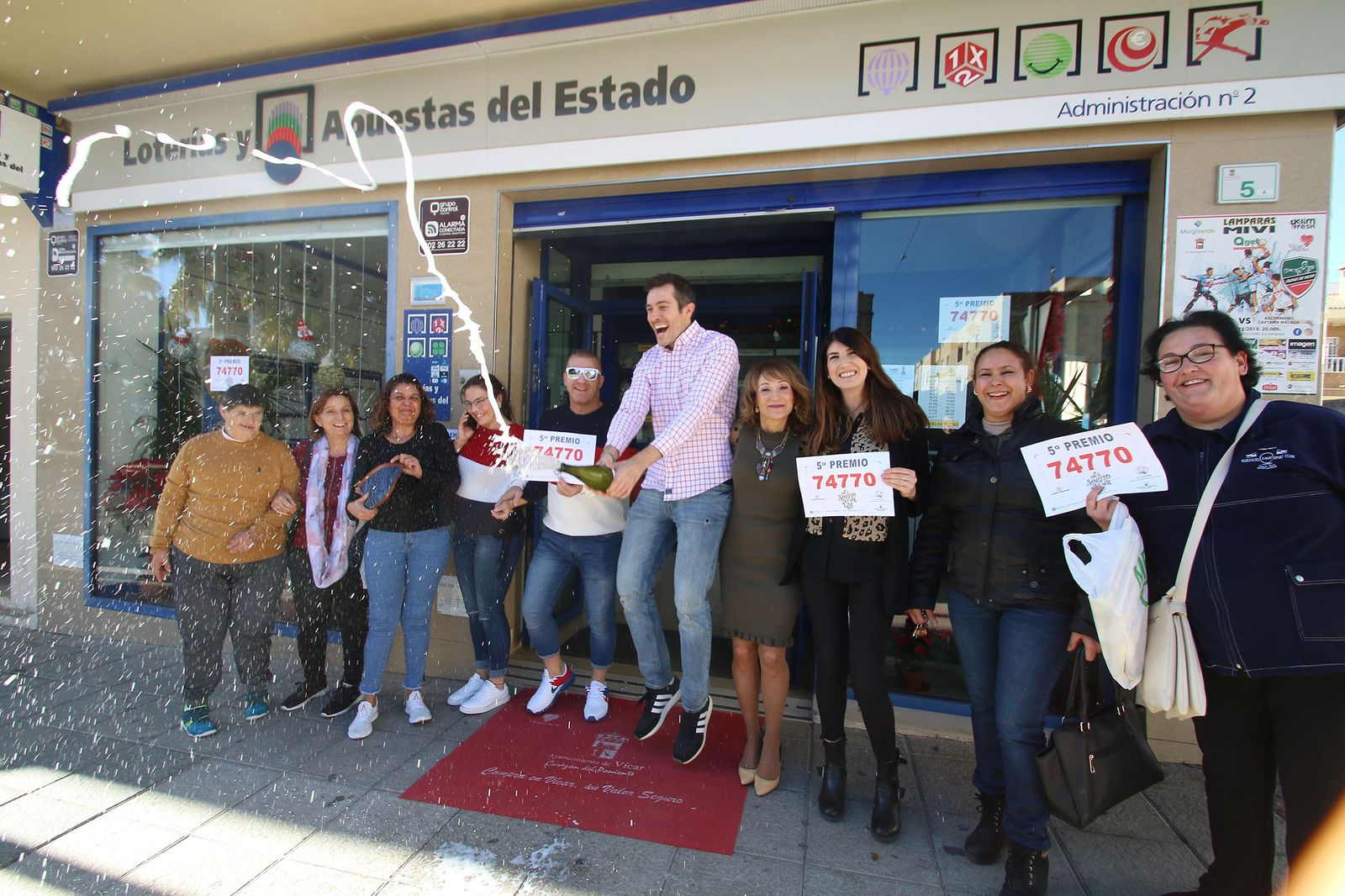 Las imágenes de los premios de la Lotería de Navidad en Roquetas, Vícar y Almería