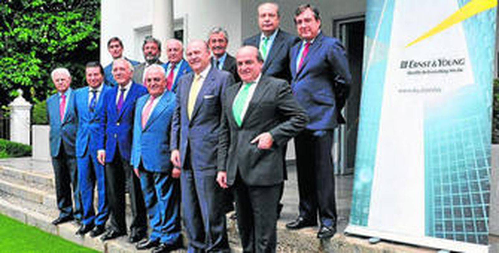 En la imagen, el jurado del galardón. Fila inferior: José Luis Sánchez, presidente de Sando; José Pérez Benítez, socio director de Ernst & Young en Andalucía; José Miguel Andrés, presidente de Ernst & Young; Manuel Contreras, presidente de Azvi; José Moya, presidente de Persan; y Luis Miguel Martín Rubio, director de Desarrollo de Negocio en Andalucía de Ernst & Young. Fila superior: Luis Rosales de Ernst & Young; Armando Soto, director de BNP Paribas; Juan Ramón Guillén, presidente de Acesur; José María Pacheco, presidente de Konecta; Rafael Roldán, socio del Area de Transacciones; y Víctor Gómez de la Cruz, socio director de Ernst & Young Abogados en Andalucía