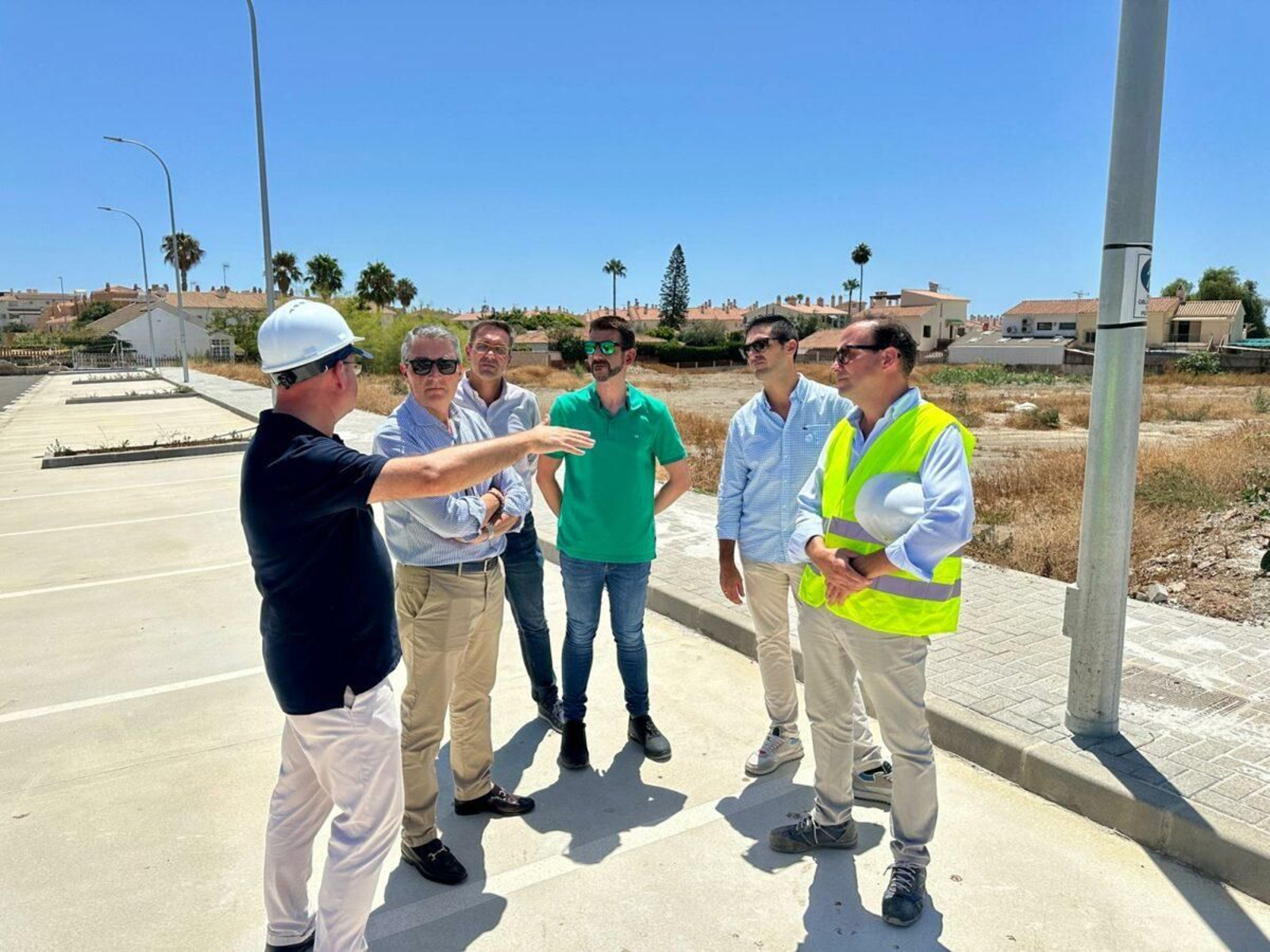 Las autoridades municipales visitando la parcela destinada para el nuevo pabellón deportivo Las autoridades municipales visitando la parcela destinada para el nuevo pabellón deportivo