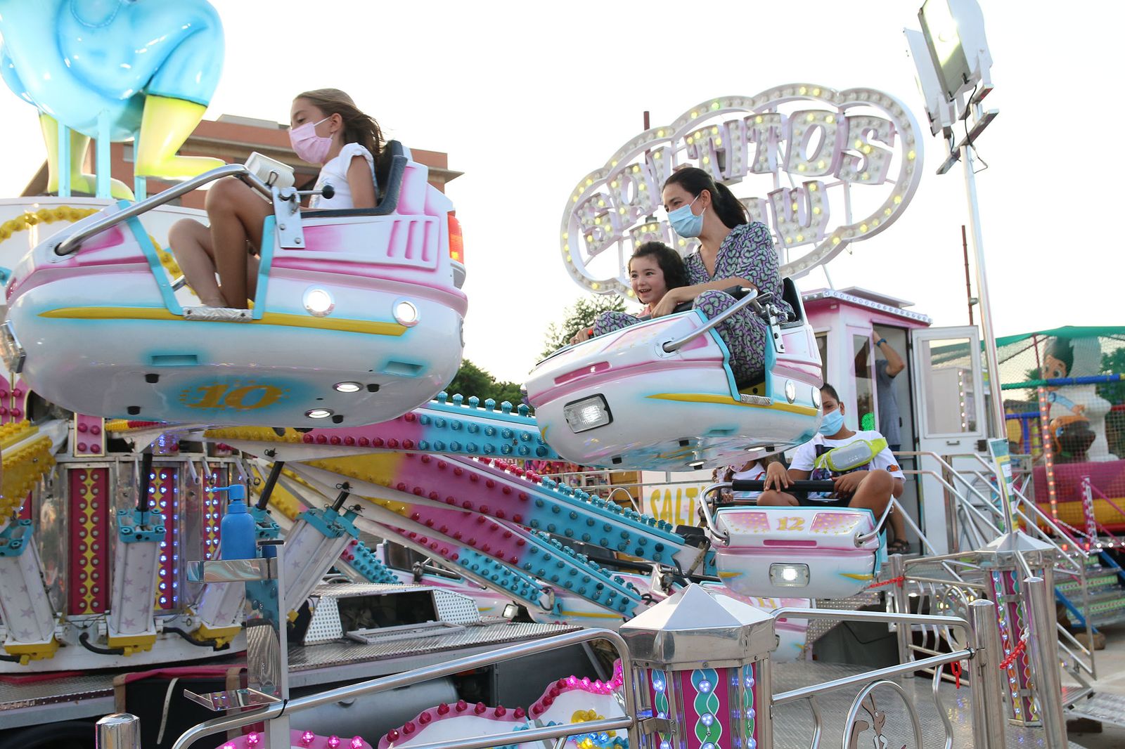Primer día de cacharricos en una reducida Feria de Almería 2021