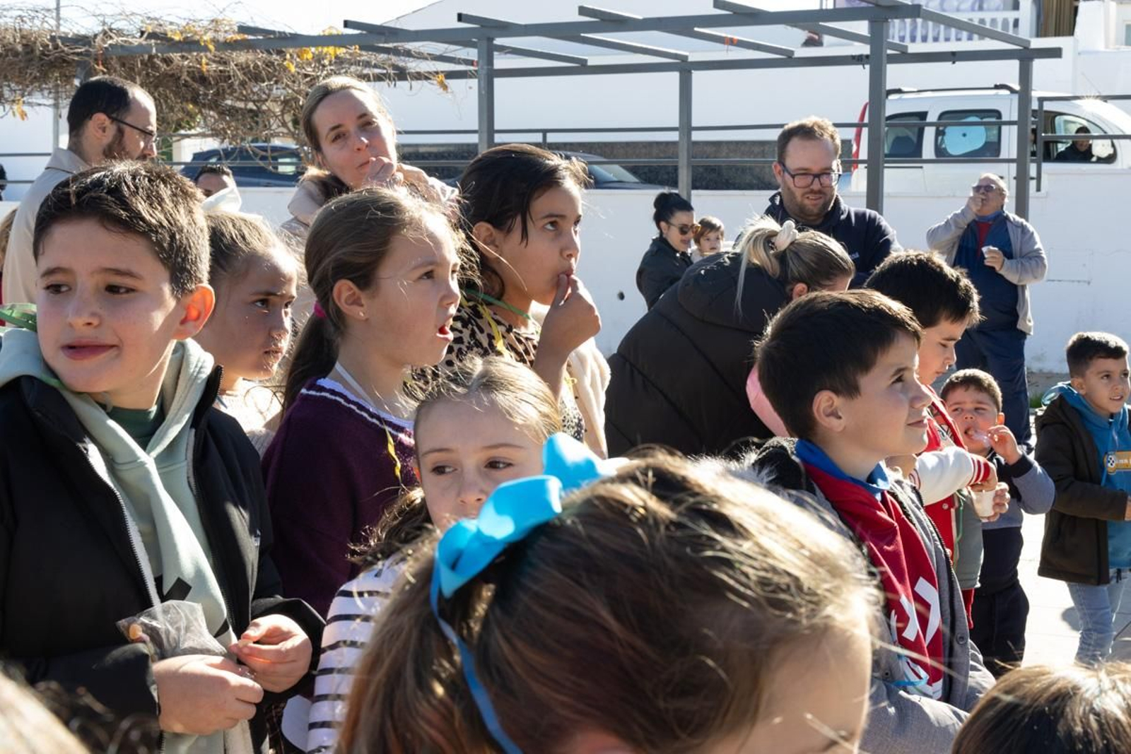 Chocolatada solidaria, caravana de coches, campanadas infantiles y juegos para los más pequeños en Monte Lope Álvarez