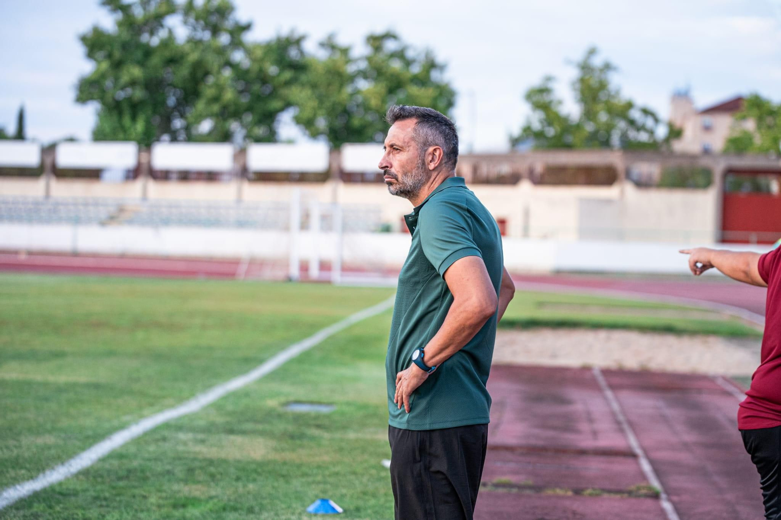 Manolo Herrero, en la zona técnica del Estadio Sánchez Menor.