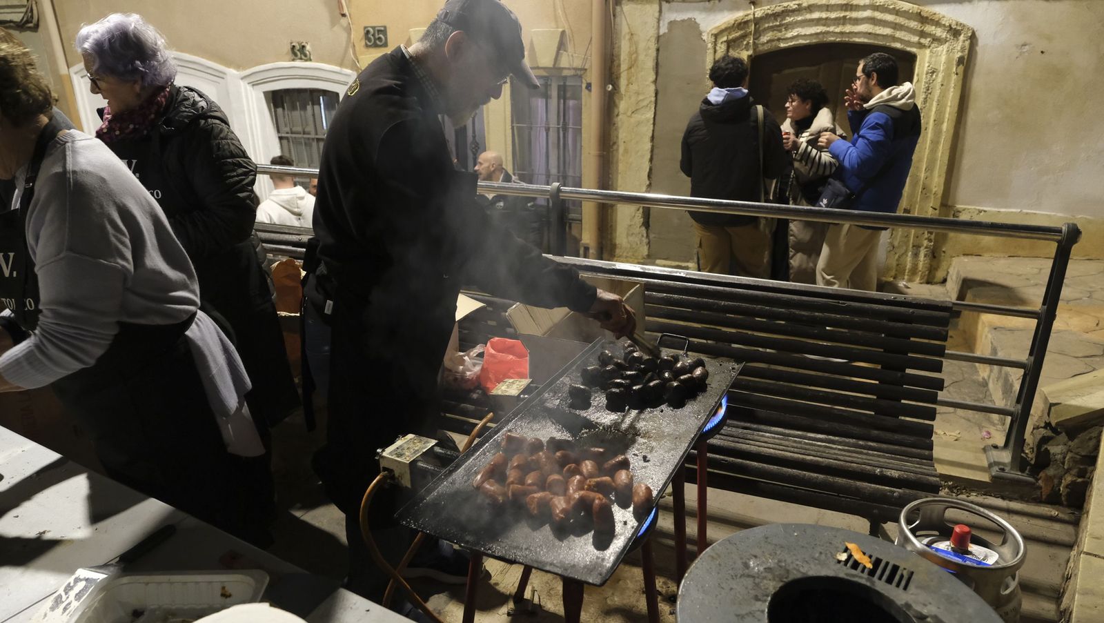 Las Hogueras de San Antón del casco histórico de Almería, en imágenes