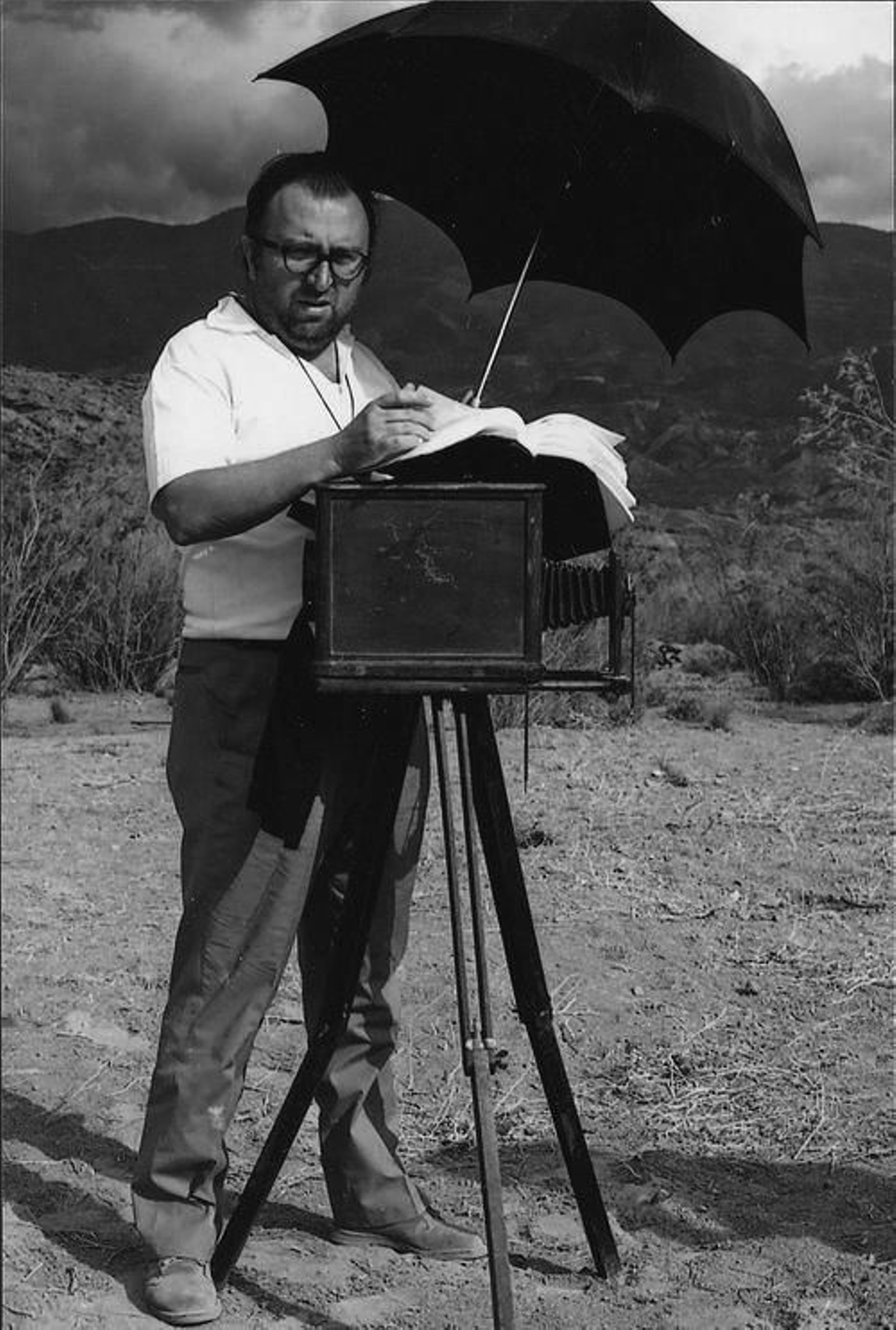 Sergio Leone protegiendo la cámara bajo un paraguas Sergio Leone protegiendo la cámara bajo un paraguas