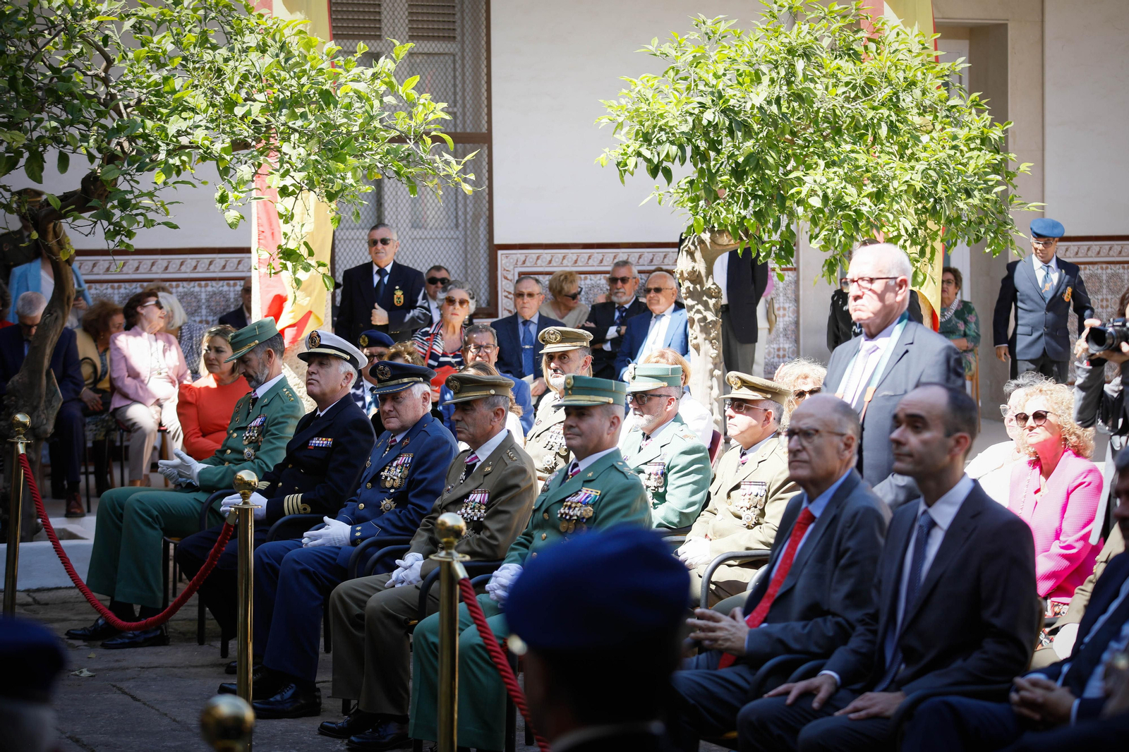 Monseñor Gómez Cantero oficia la Misa inaugural el Patio de los Naranjos del Cuartel de la Misericordia.