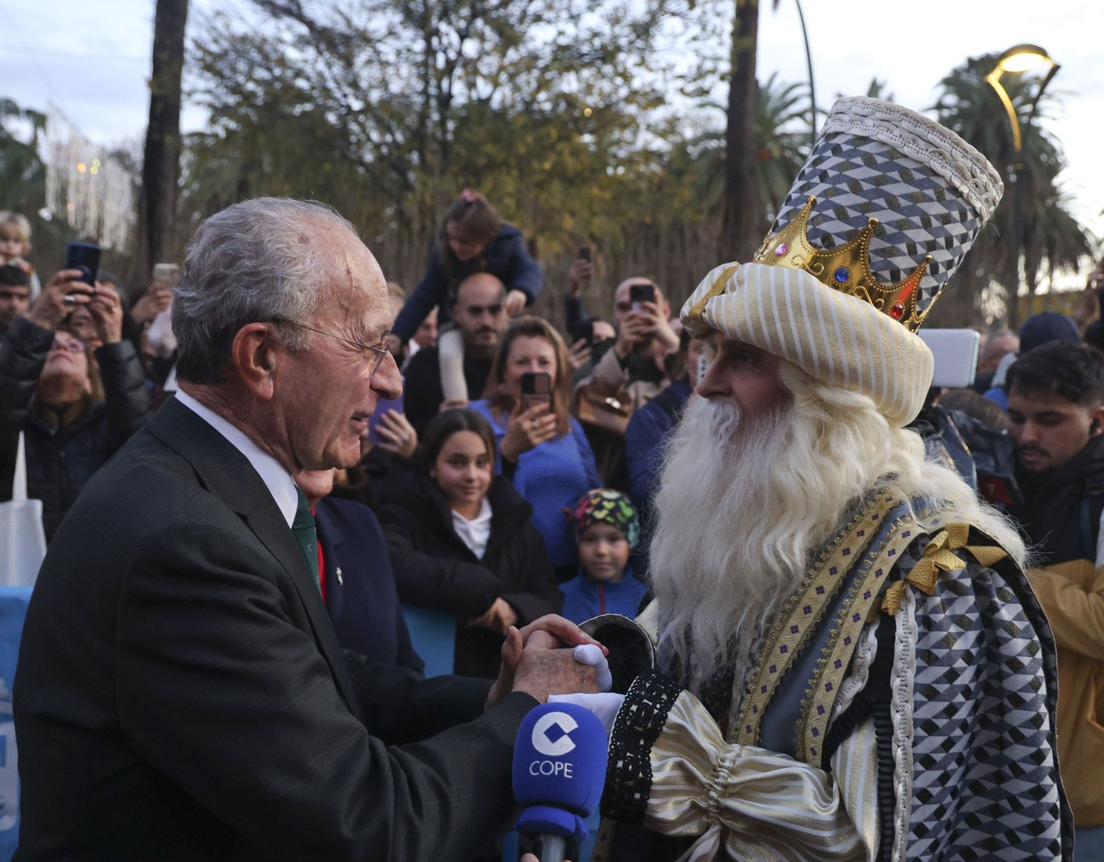 Los Reyes Magos llenan Málaga de ilusión tras la lluvia