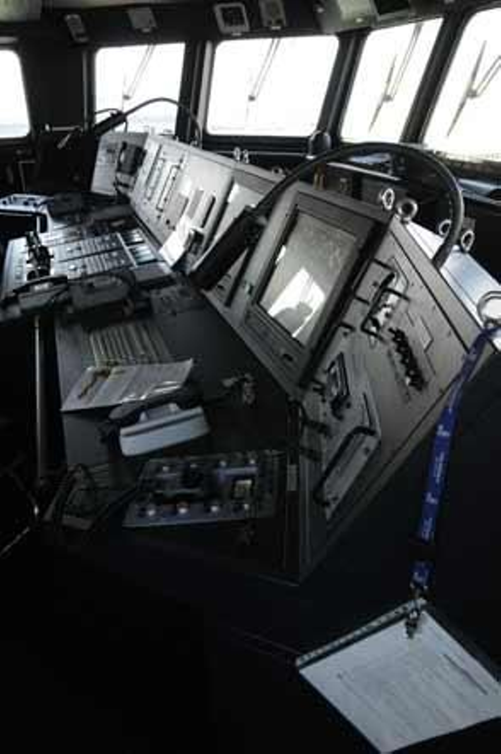 El 'Juan Carlos I', el mayor barco de guerra de la historia de la Armada Española, ya está atracado en la Base de Rota

Foto: Javier Gonzalez
