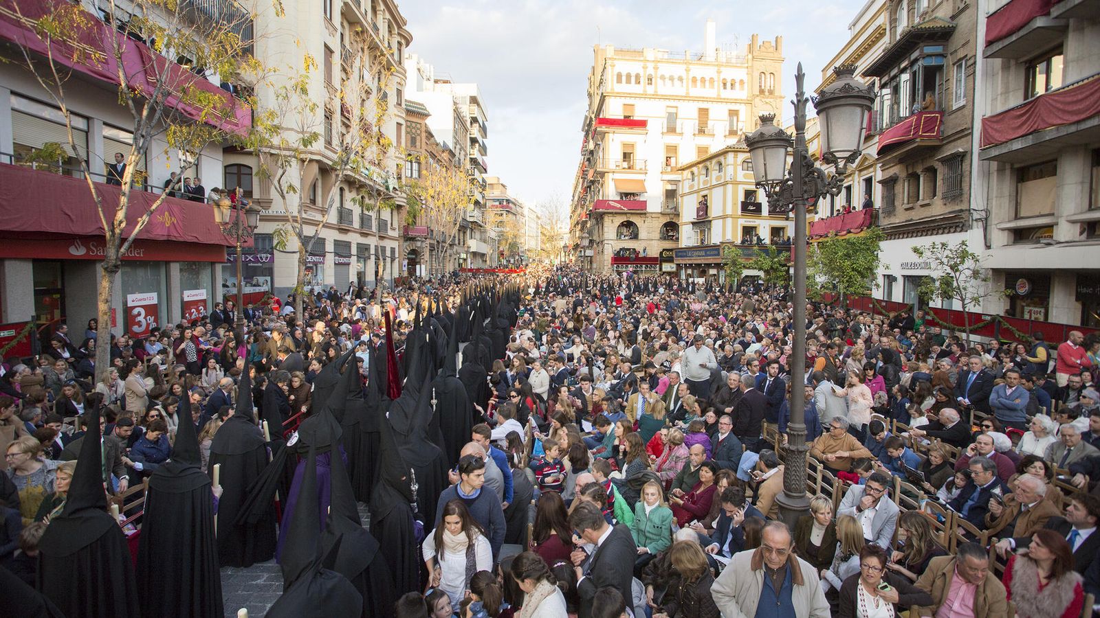 Nazarenos de San Bernardo en la Plaza de la Campana, inicio de la carrera oficial.