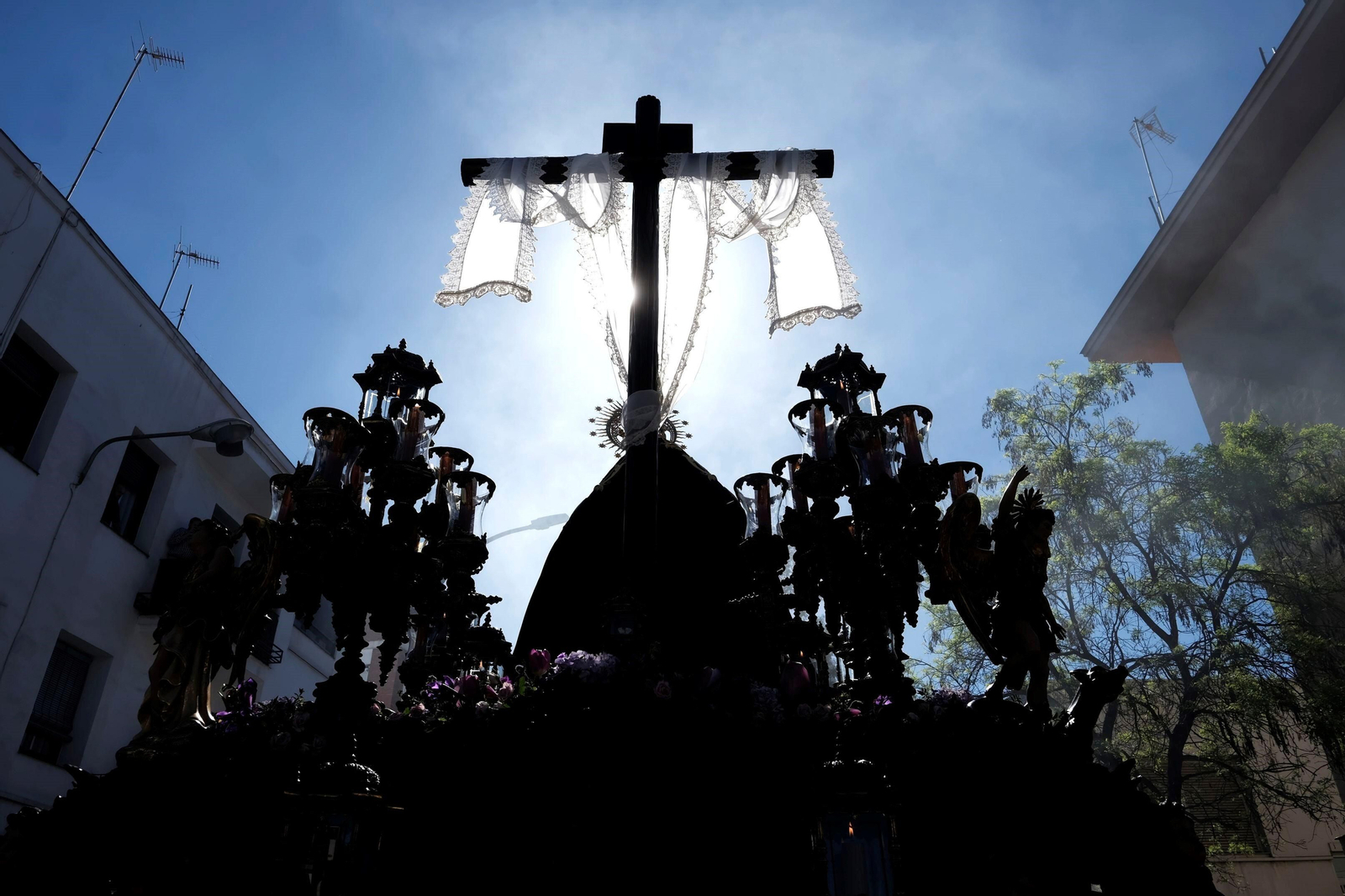 Viernes Santo en Córdoba: la procesión de La Soledad, en imágenes