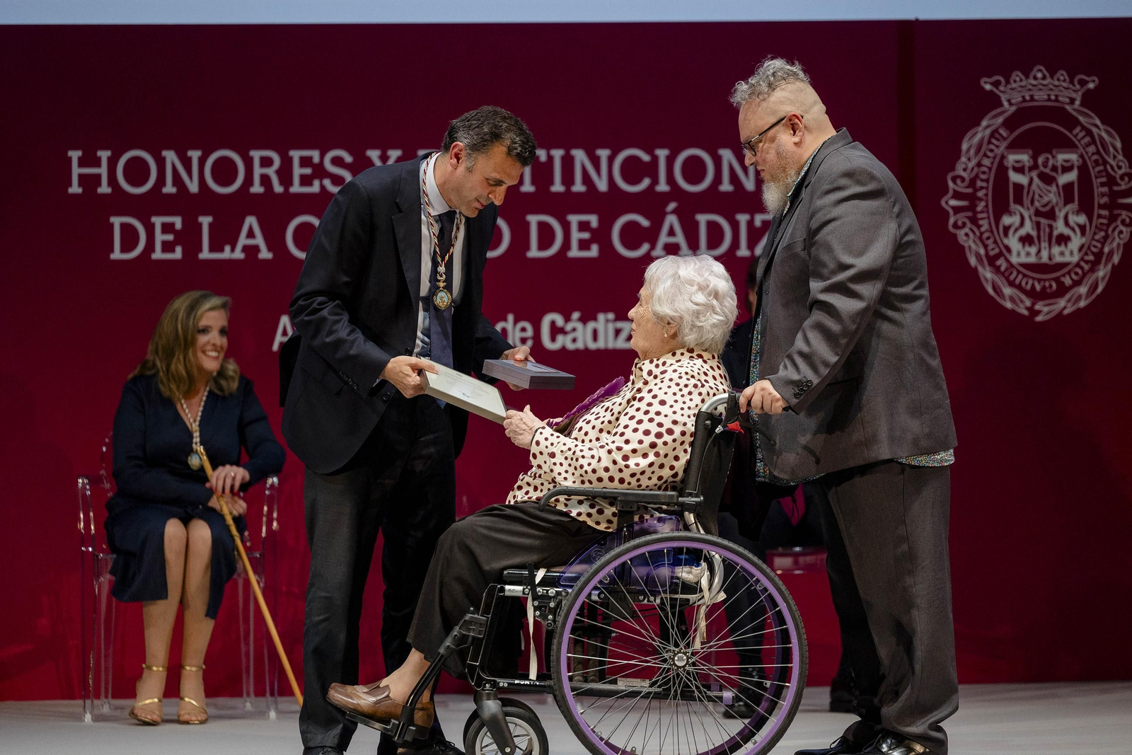 Las imágenes del acto de entrega de los títulos de hijos predilectos y adoptivos y de las medallas de oro de la ciudad.