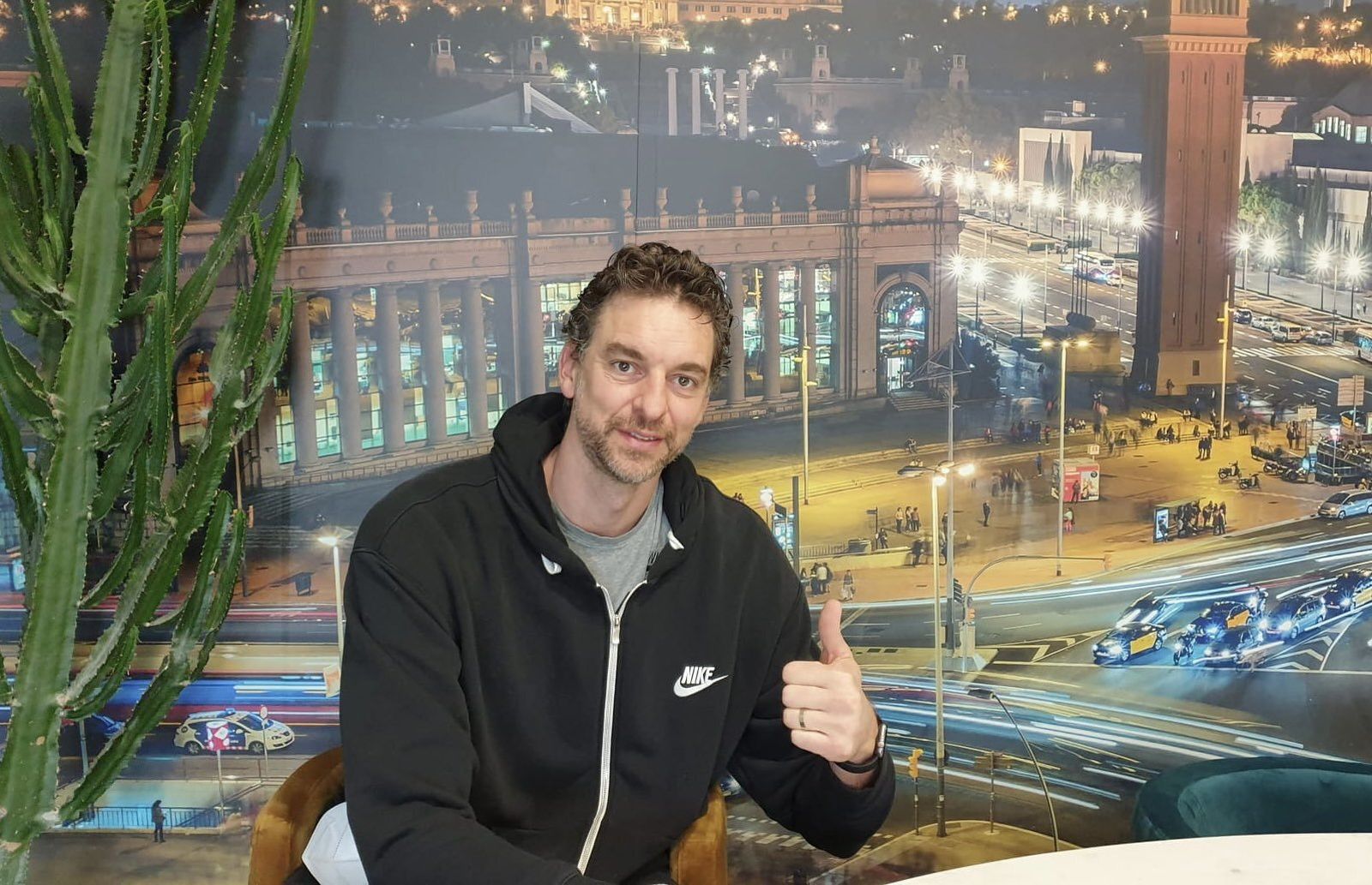 Pau Gasol posa a su llegada a Barcelona.