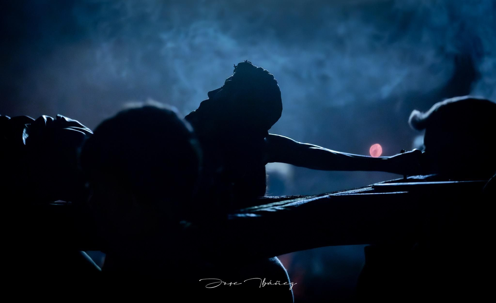 Traslado del Cristo de la Humildad al presbiterio de la parroquia de Cristo Rey.