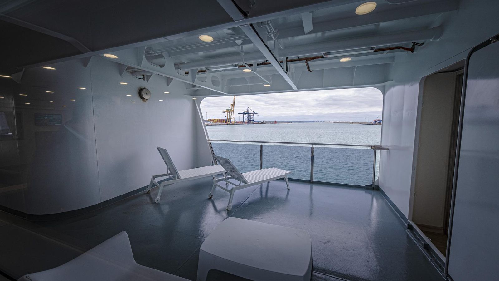 Vista del muelle gaditano desde el interior del barco. Vista del muelle gaditano desde el interior del barco.