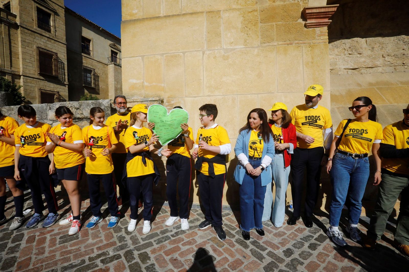 Las mejores imágenes del abrazo a la Mezquita-Catedral por las enfermedades raras