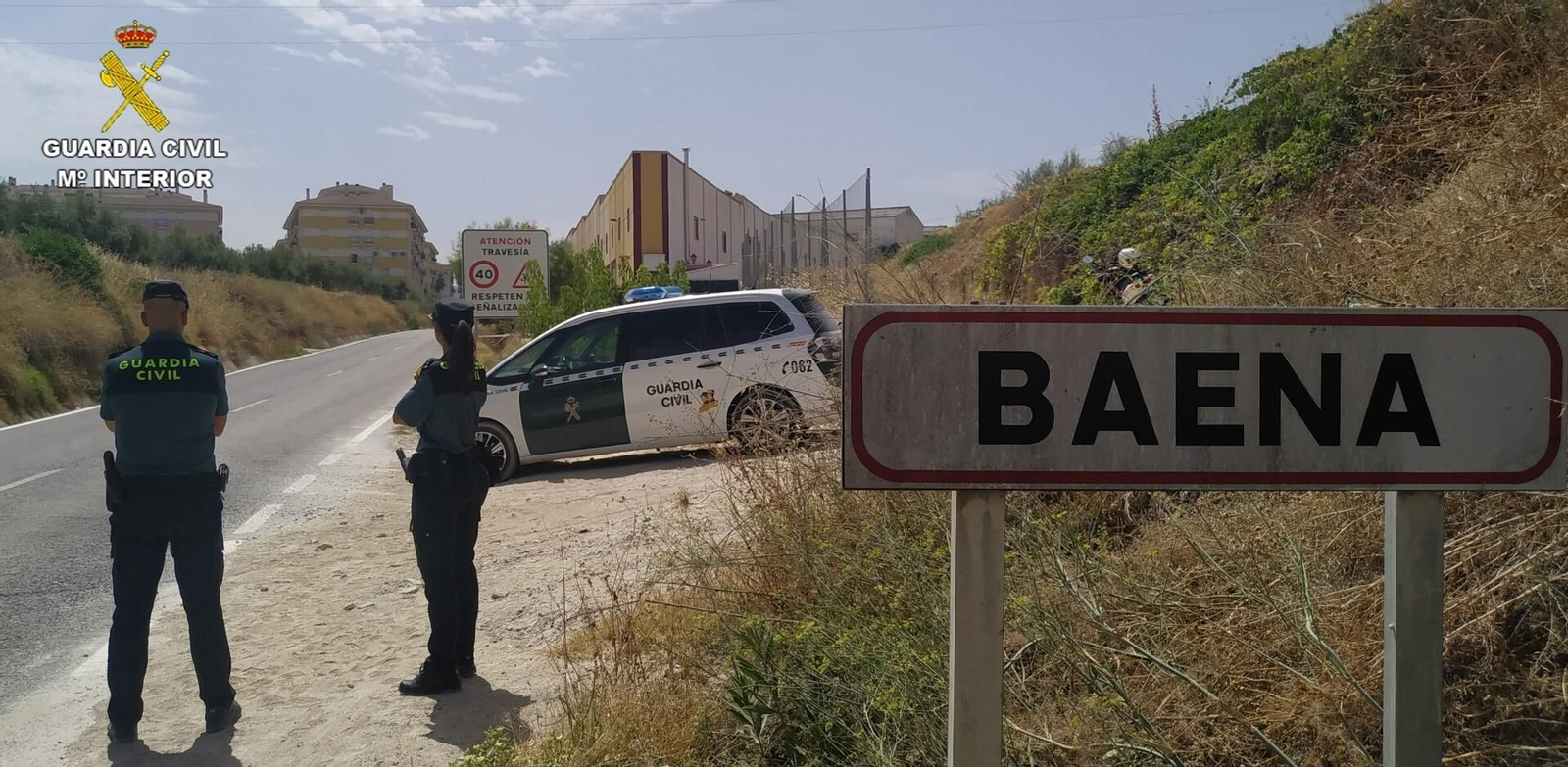 Patrulla de la Guardia Civil en Baena.