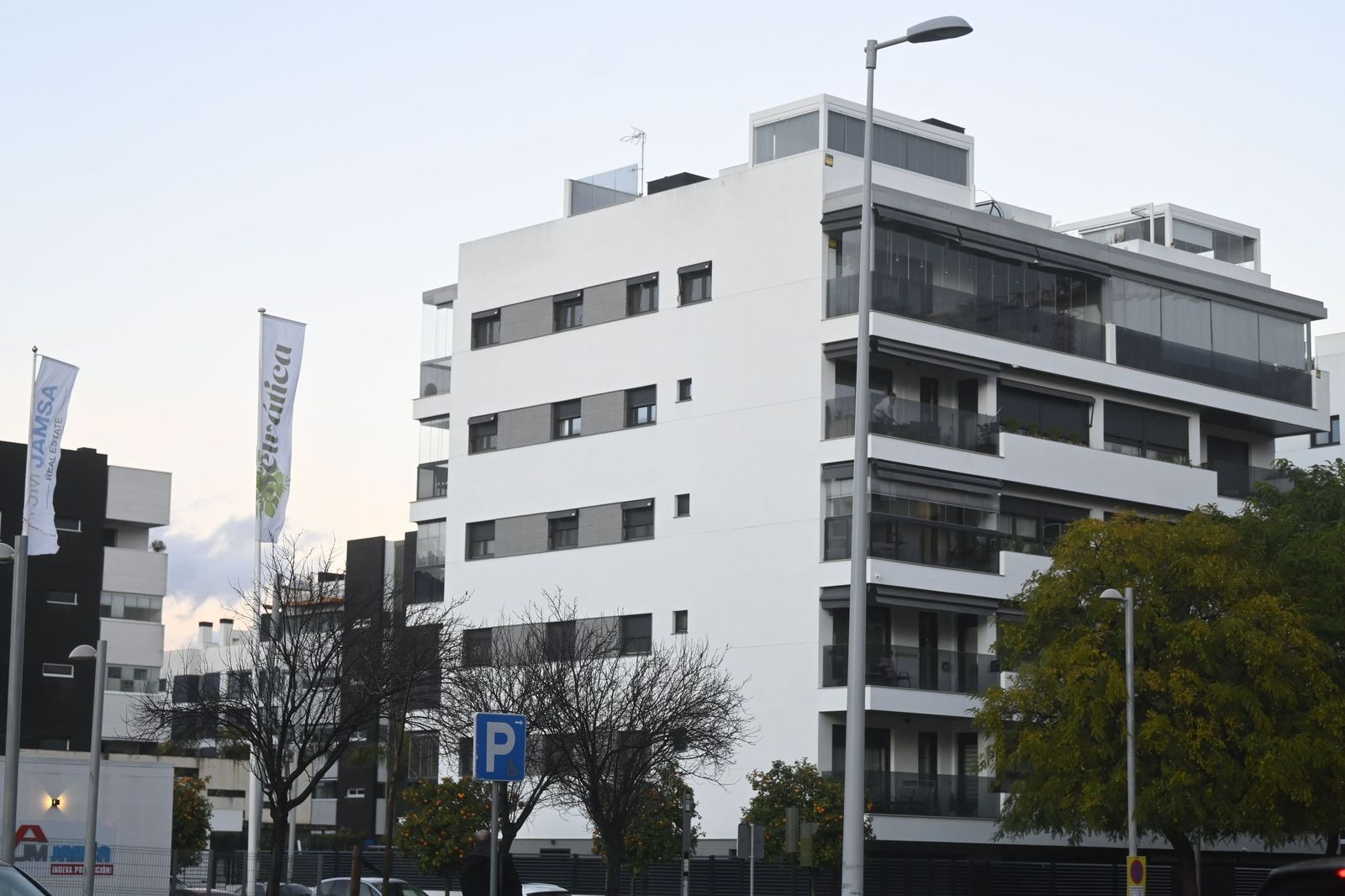 Un paseo por los edificios 'cebra' de los barrios nuevos de Córdoba