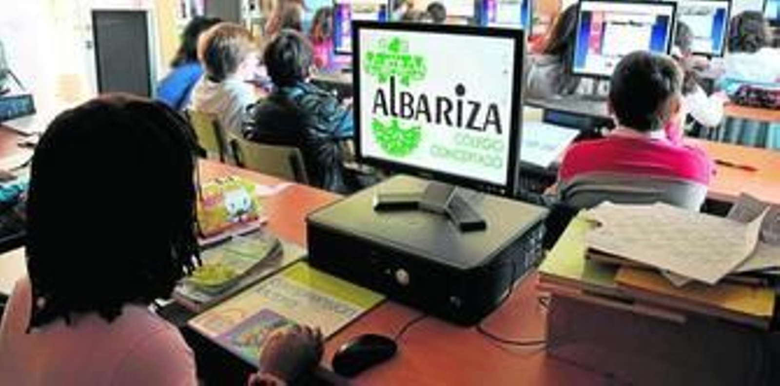 Alumnos de Primaria con el logotipo del centro en las pantallas del ordenador.