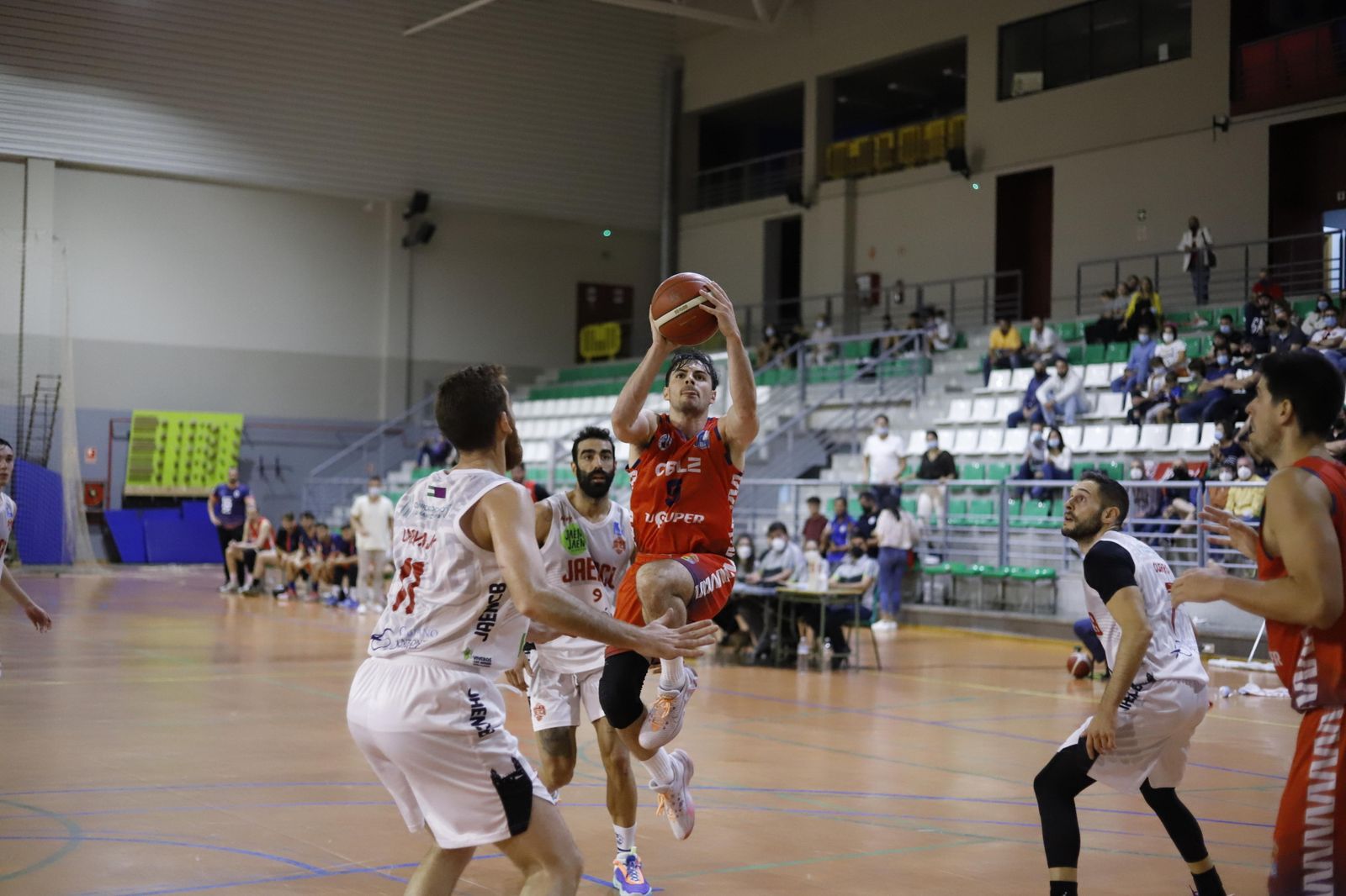 El CB La Zubia busca el aro.