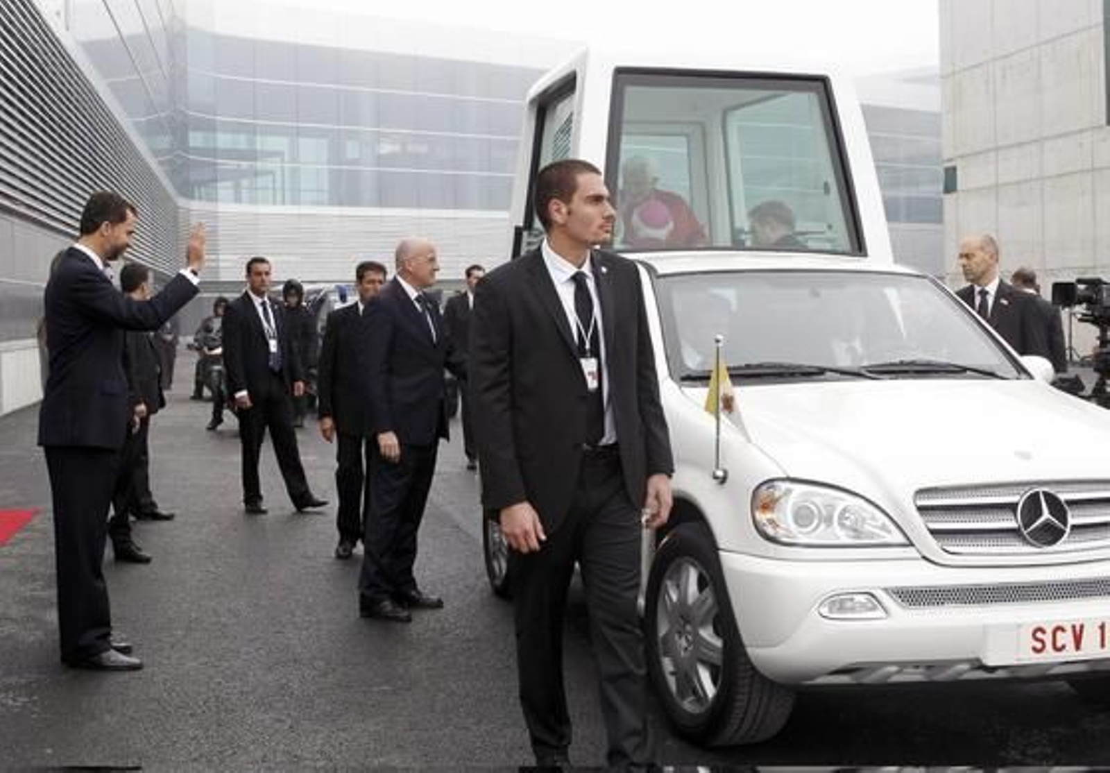 El papa Benedicto XVI realizó su primera parada en España en Santiago de Compostela. 

Foto: EFE