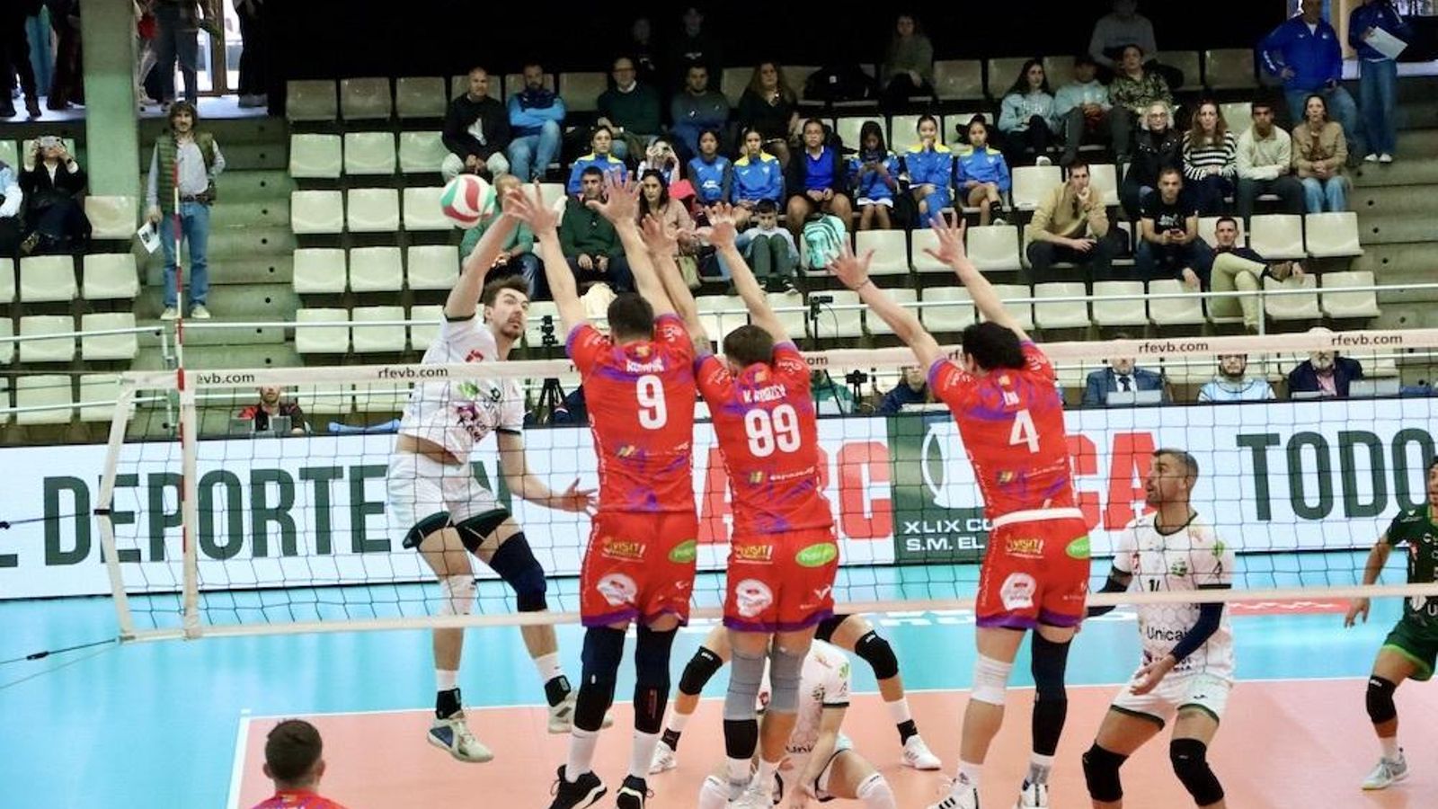 El canadiense Matt Neaves completa un remate ante el bloque de los manacorenses.