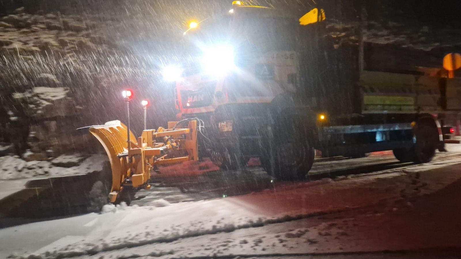 Máquina quitanieves trabajando.