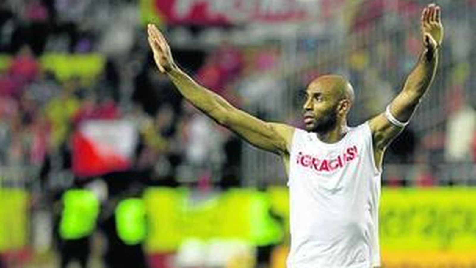 Kanouté agradece a la afición su apoyo, en su último partido como sevillista. / ANTONIO PIZARRO