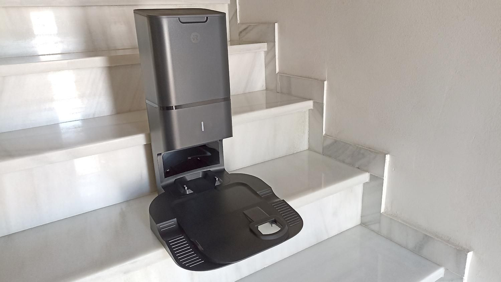 Estación de carga y vaciado del robot aspirador Roomba i3+