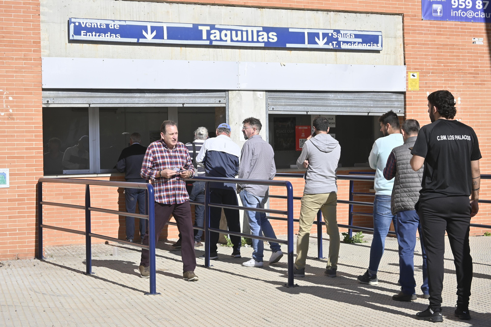 Ambiente en la venta de entradas, para el partido de Copa del Rey en el Colombino