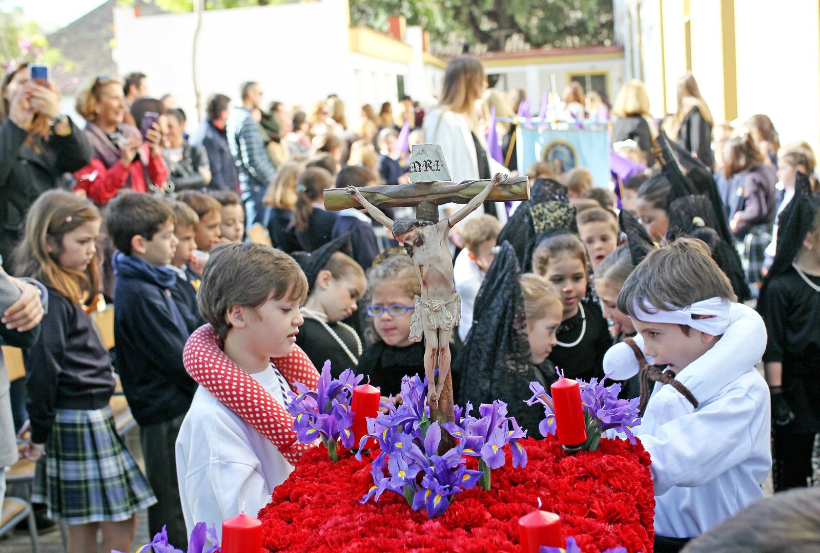 Imagenés procesiones de Semana Santa en los colegios