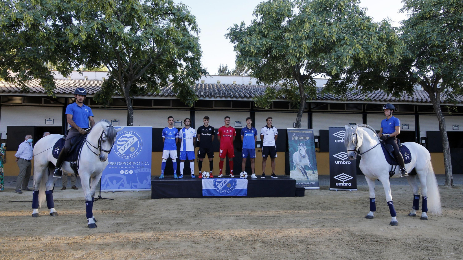 Imágenes de la presentación de las camisetas del Xerez DFC en la Yeguada de la Cartuja