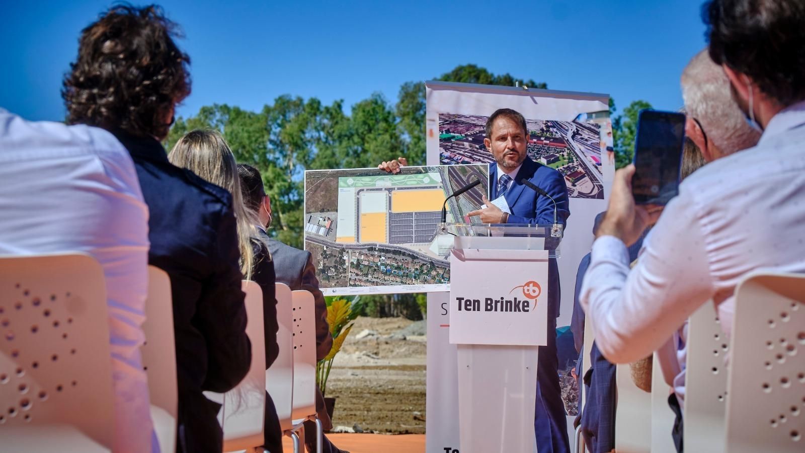 Francisco López Lobatón, el director del proyecto de Ten Brinke, explica los pormenores del desarrollo de los suelos.