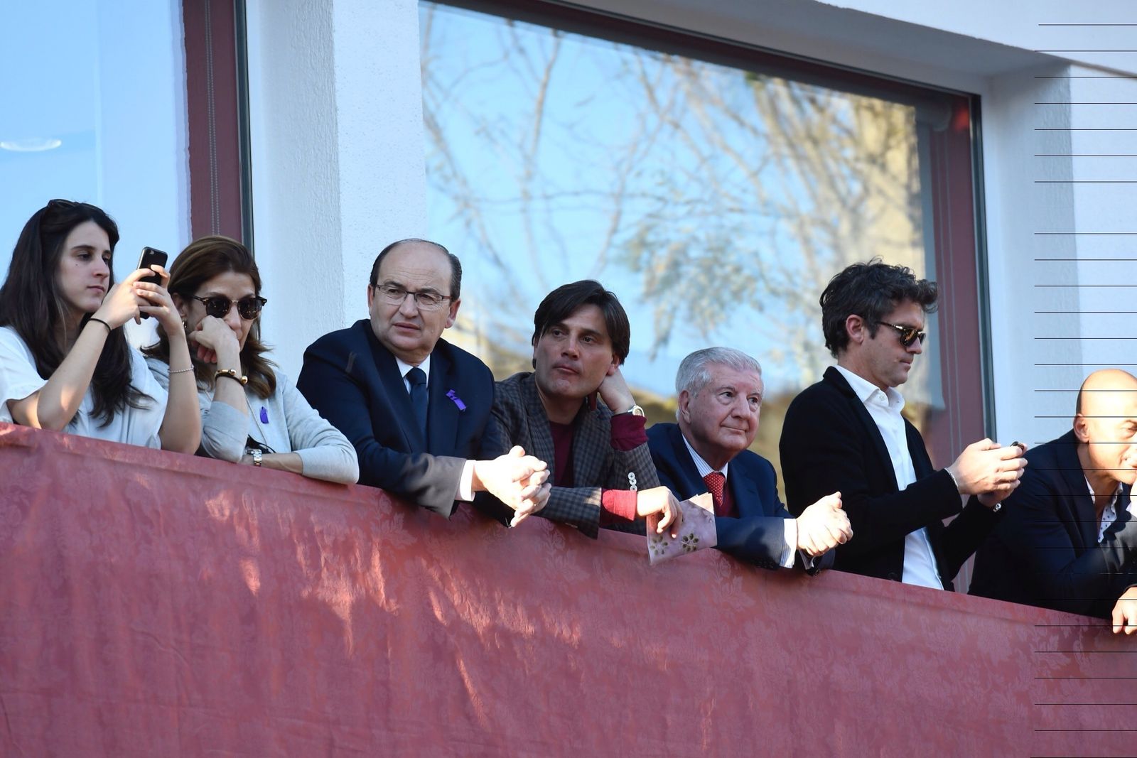Vincenzo Montella, entre José Castro y Gabriel Ramos, ayer en un balcón de la Campana.