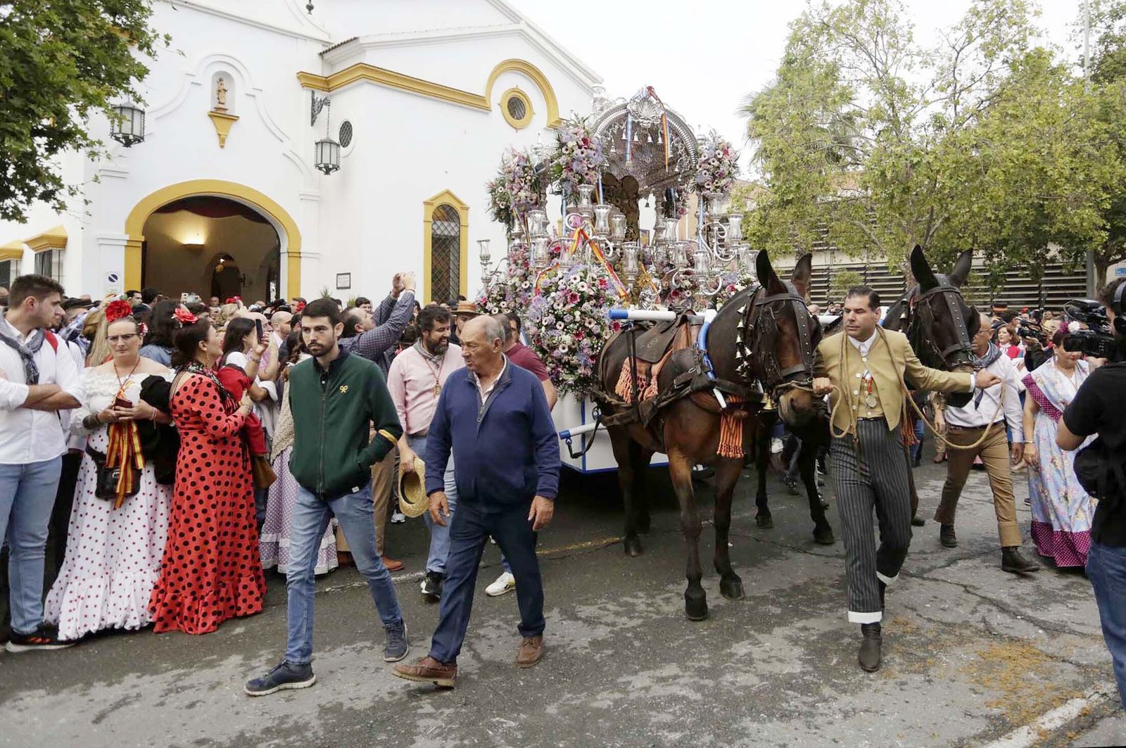 El Rocío 2023: Imágenes de la Hermandad de Emigrantes en su salida de Huelva