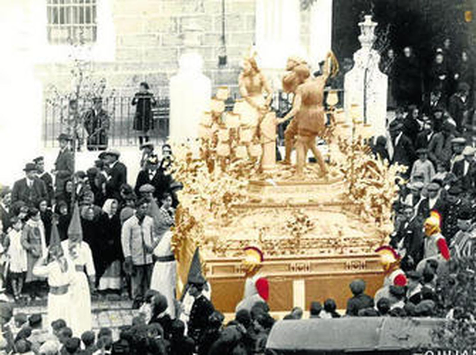 Lo más llamativo de la foto:  la escolta de romanos que acompaña al paso.
