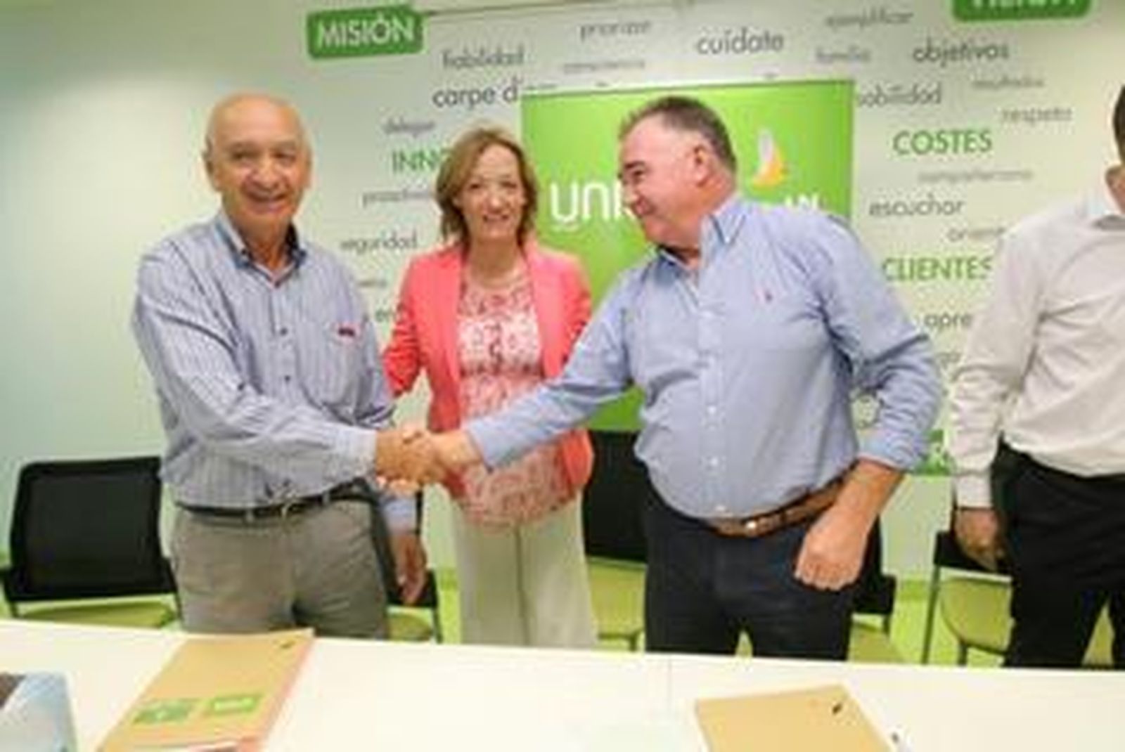 Foto del acuerdo de los máximos representantes del Grupo AN y Unica Group junto a la consejera de Agricultura.