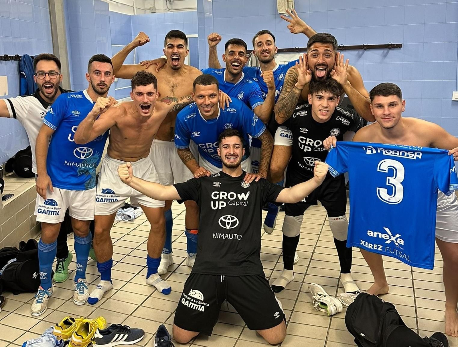 Los jugadores del Xerez Futsal celebran su trabajado triunfo en Córdoba.