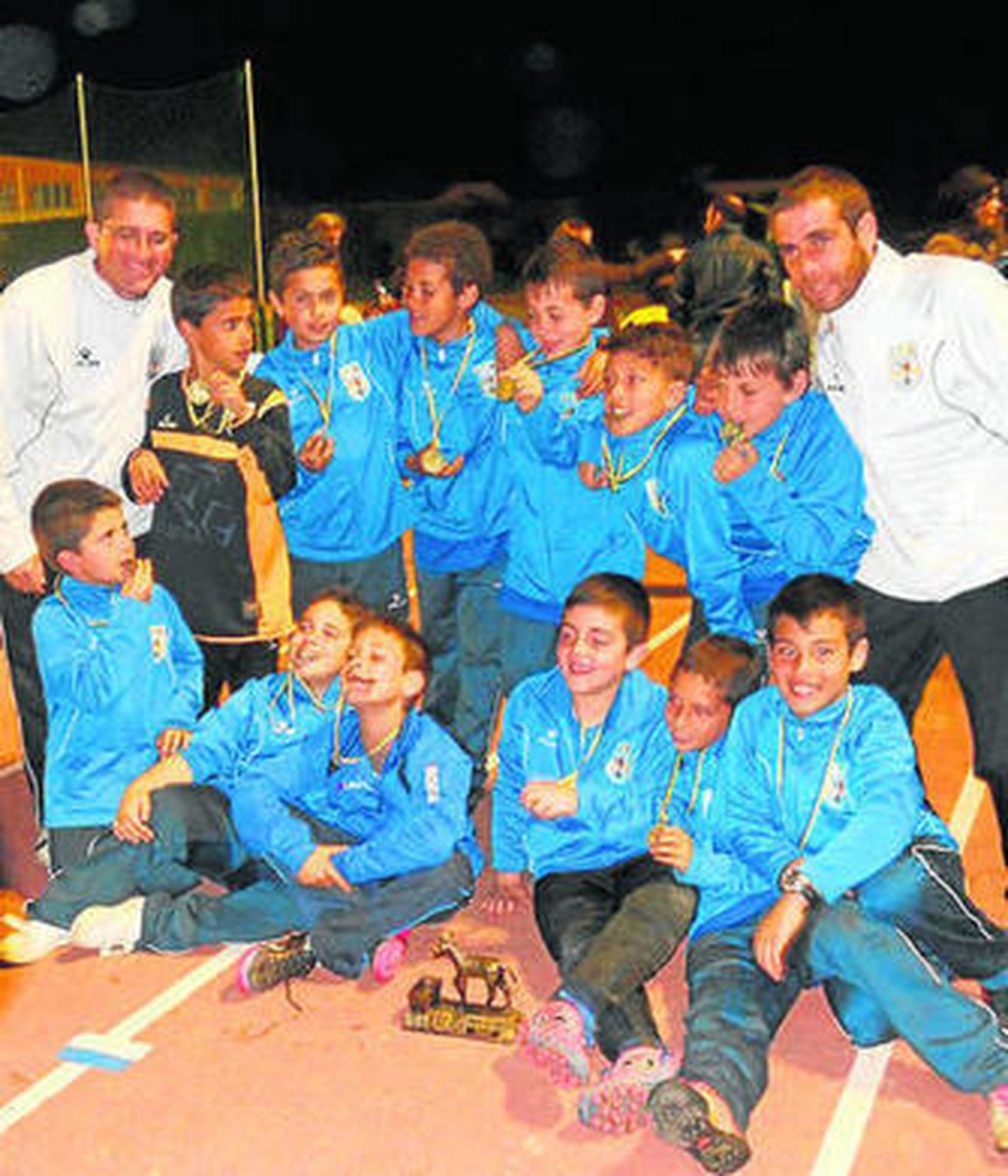 El Pérez Cubillas, con sus trofeos; a la derecha, el concejal de Deportes, José A. Rodríguez, con el Manuel Macario.