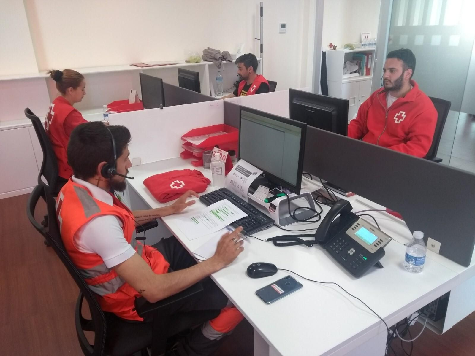 Voluntarios de Cruz Roja responden llamadas.