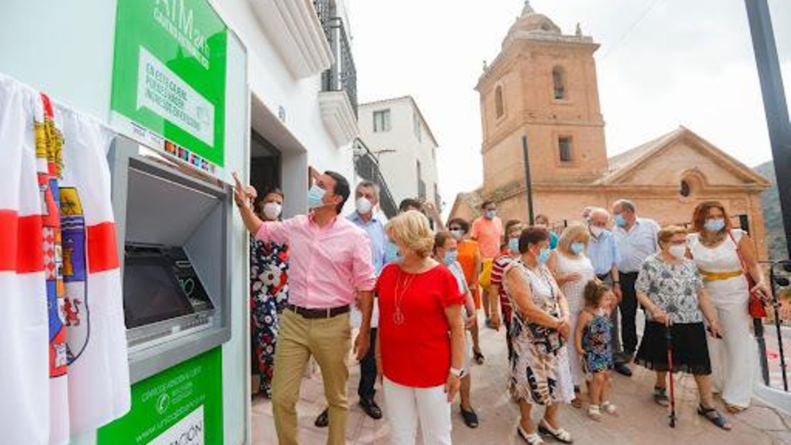 El presidente de Diputación y la alcaldesa de Laroya durante la inauguración el año pasado del cajero.