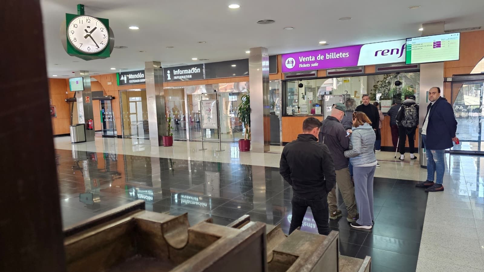 Cola en la taquilla de la estación de trenes de Algeciras, este lunes.