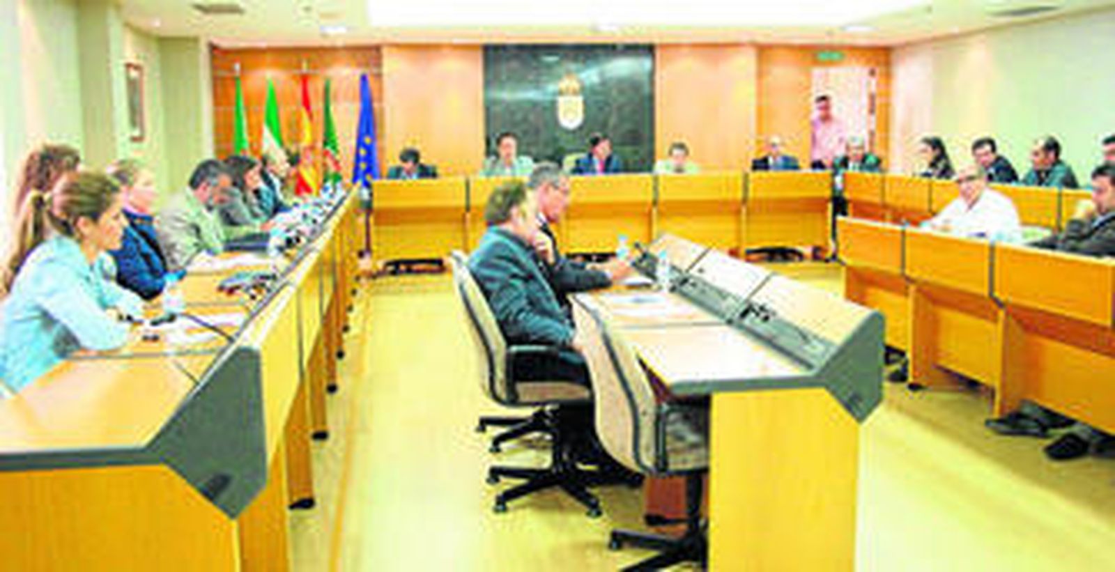 Panorámica del salón de plenos del Ayuntamiento de El Ejido con todos los miembros de la coorporación.