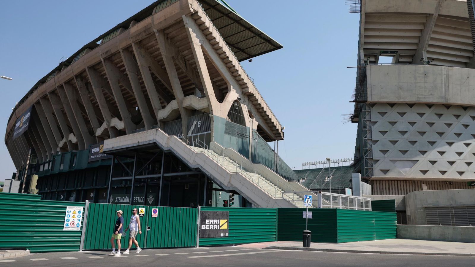 La escalera entre Preferencia y el Gol Sur también desaparecerá este martes.