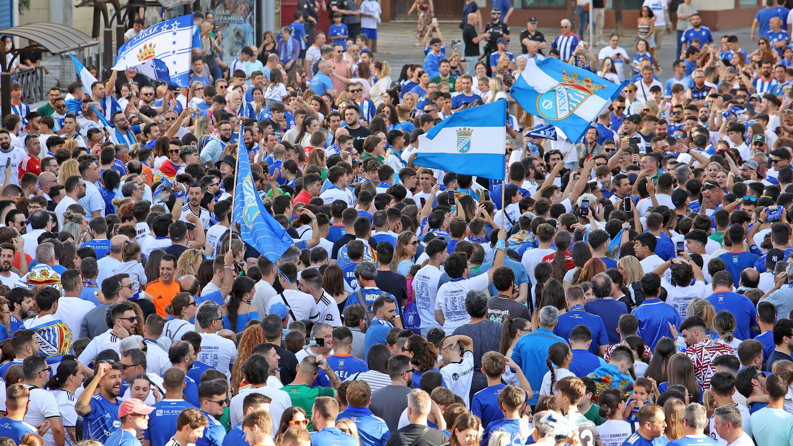 Baño de masas del Xerez CD en Jerez por su ascenso
