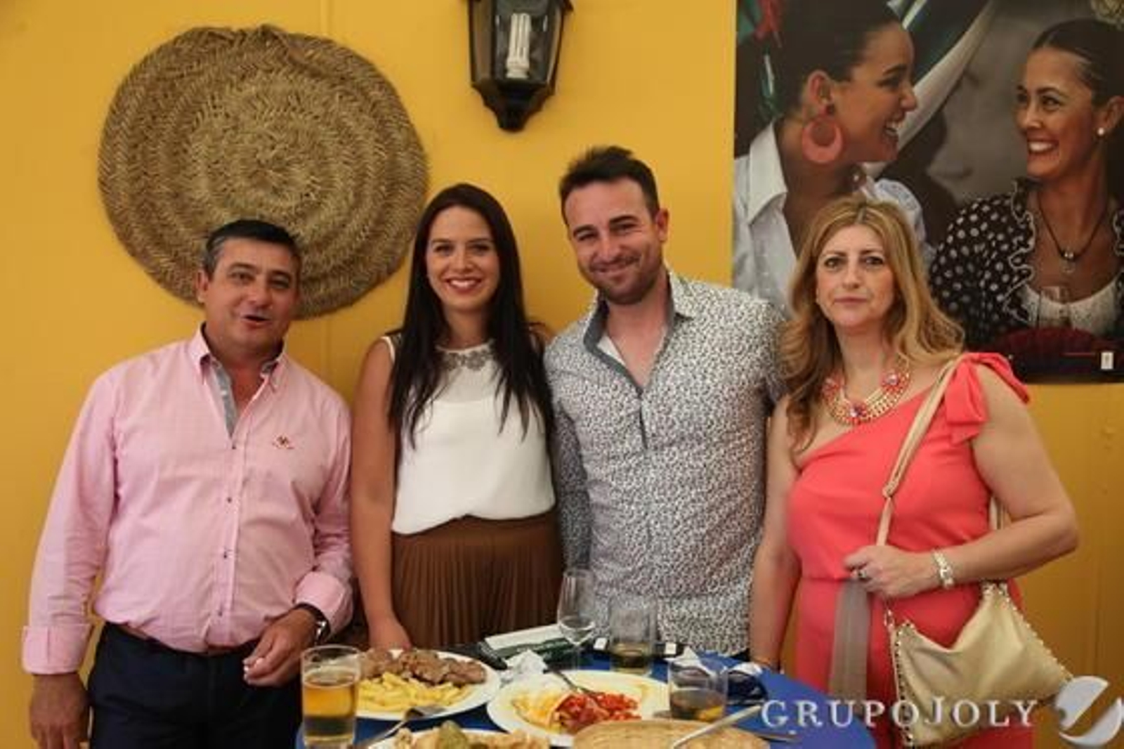 La comercial Marisa López en la caseta del Diario con Carlos Rubiales y Mariló García, del bar Casa Mariló; y Miguel Ángel Rubiales, gerente de Descansolandia.

Foto: Vanesa Lobo