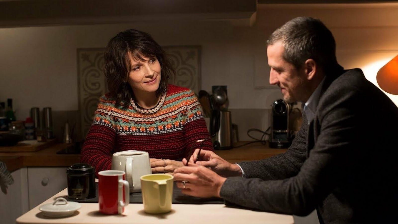 Juliette Binoche y Guillaume Canet en una imagen de 'Dobles vidas', de Assayas.
