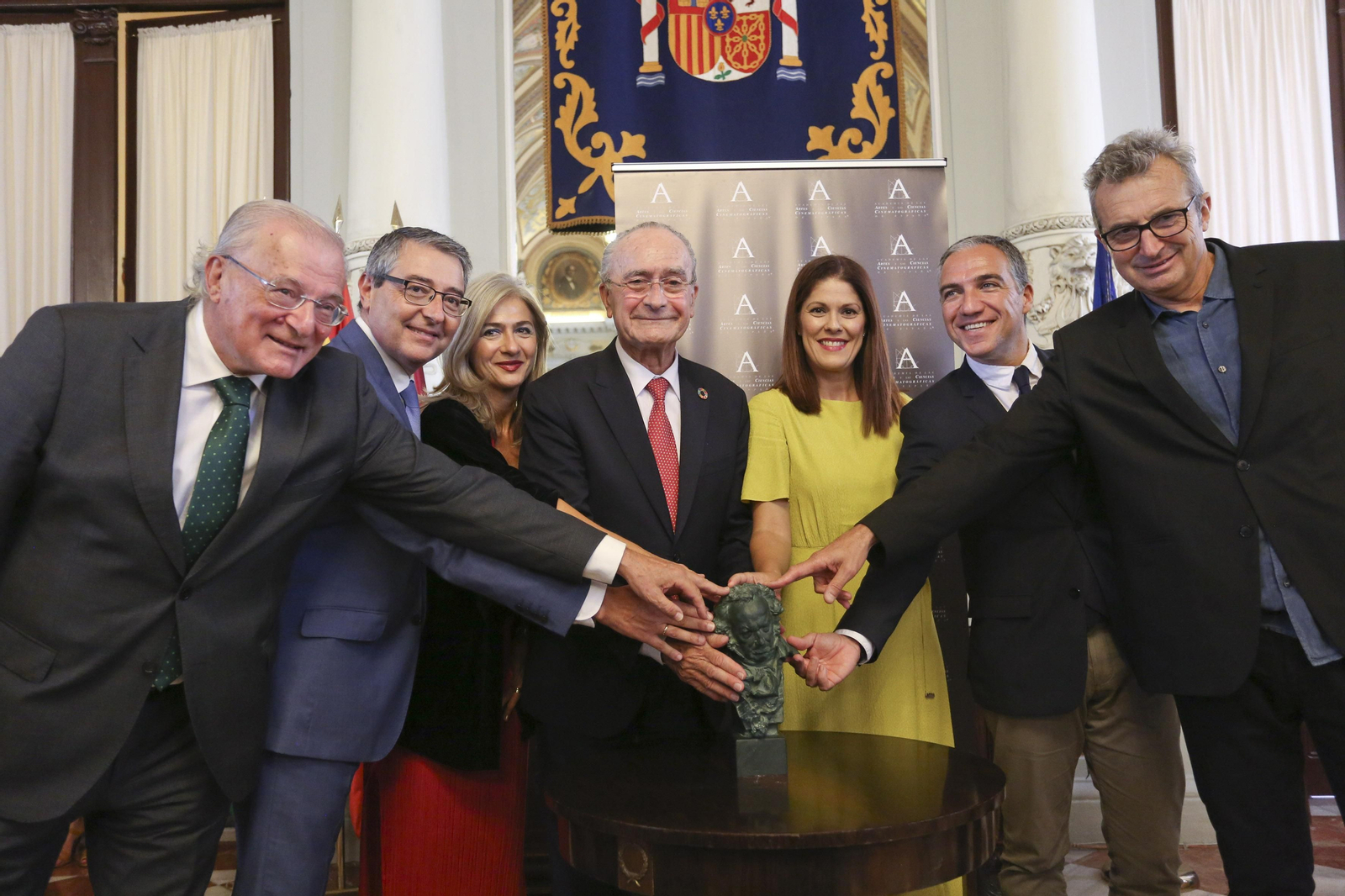 Francisco de la Torre y Mariano Barroso comparecen junto a la consejera de Cultura, Patricia del Pozo, el presidente de la Diputación de Málaga, Francisco Salado; y el presidente de Unicaja Banco, Manuel Azuaga.