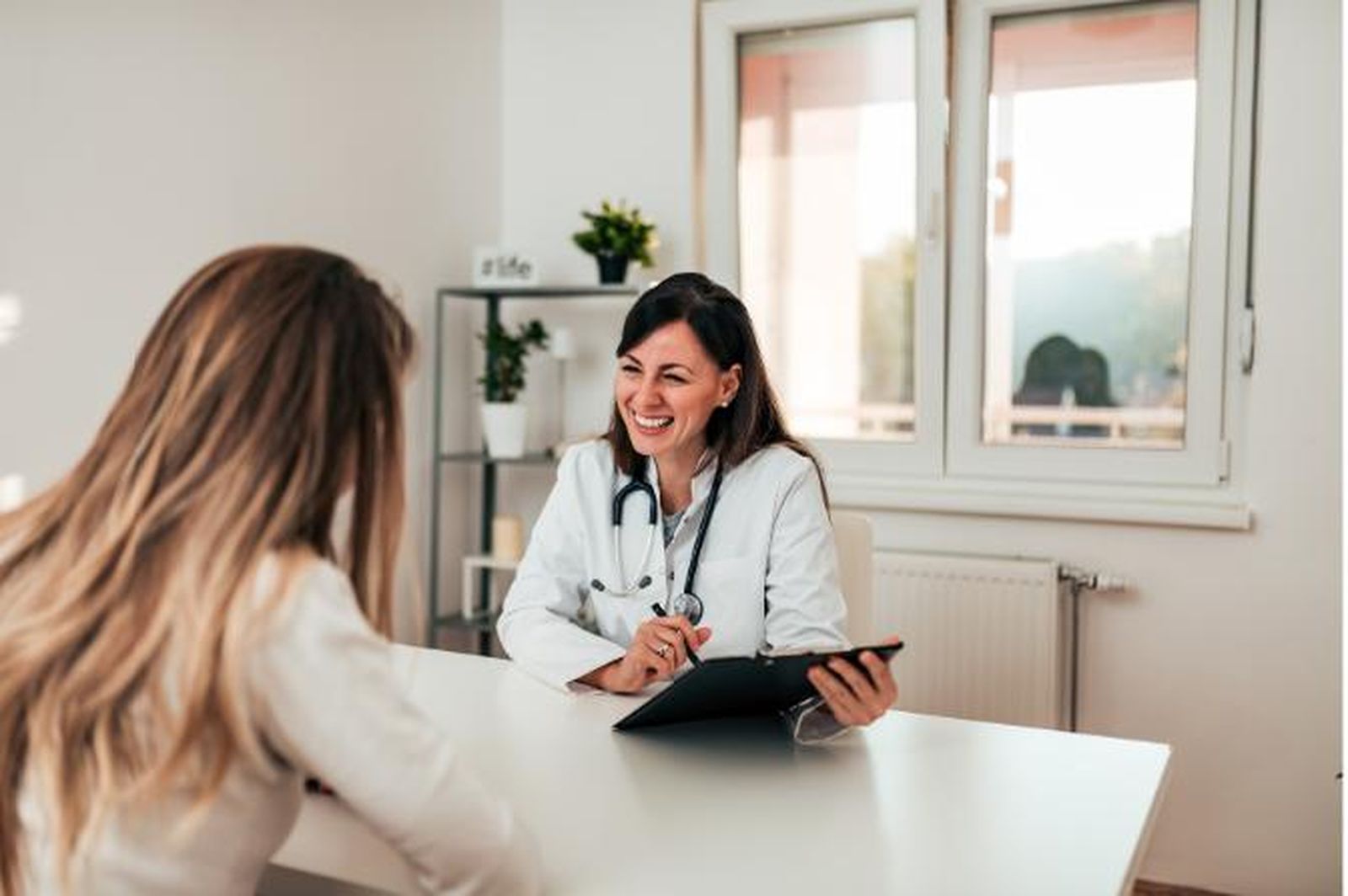 Dos sanitarias en una imagen de archivo.