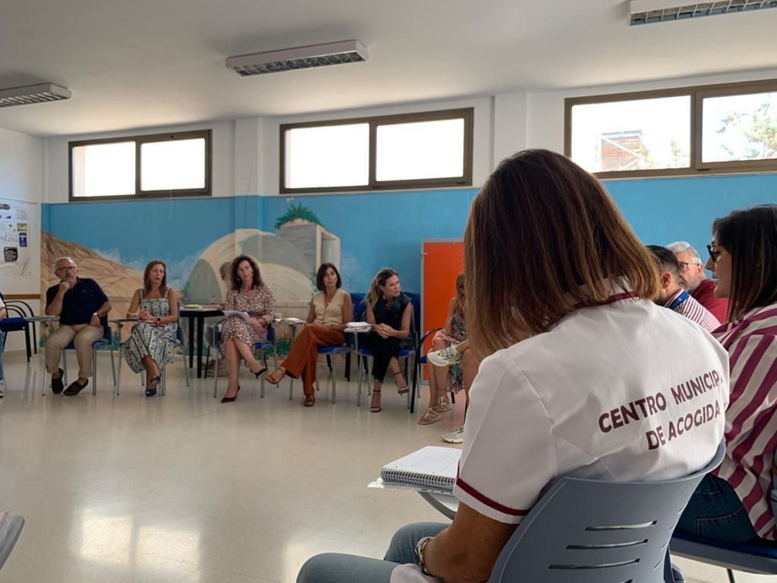 Reunión de representantes de colectivos que trabajan por las personas sin hogar a la que asistió la alcaldesa de Almería y la concejal de Familia.