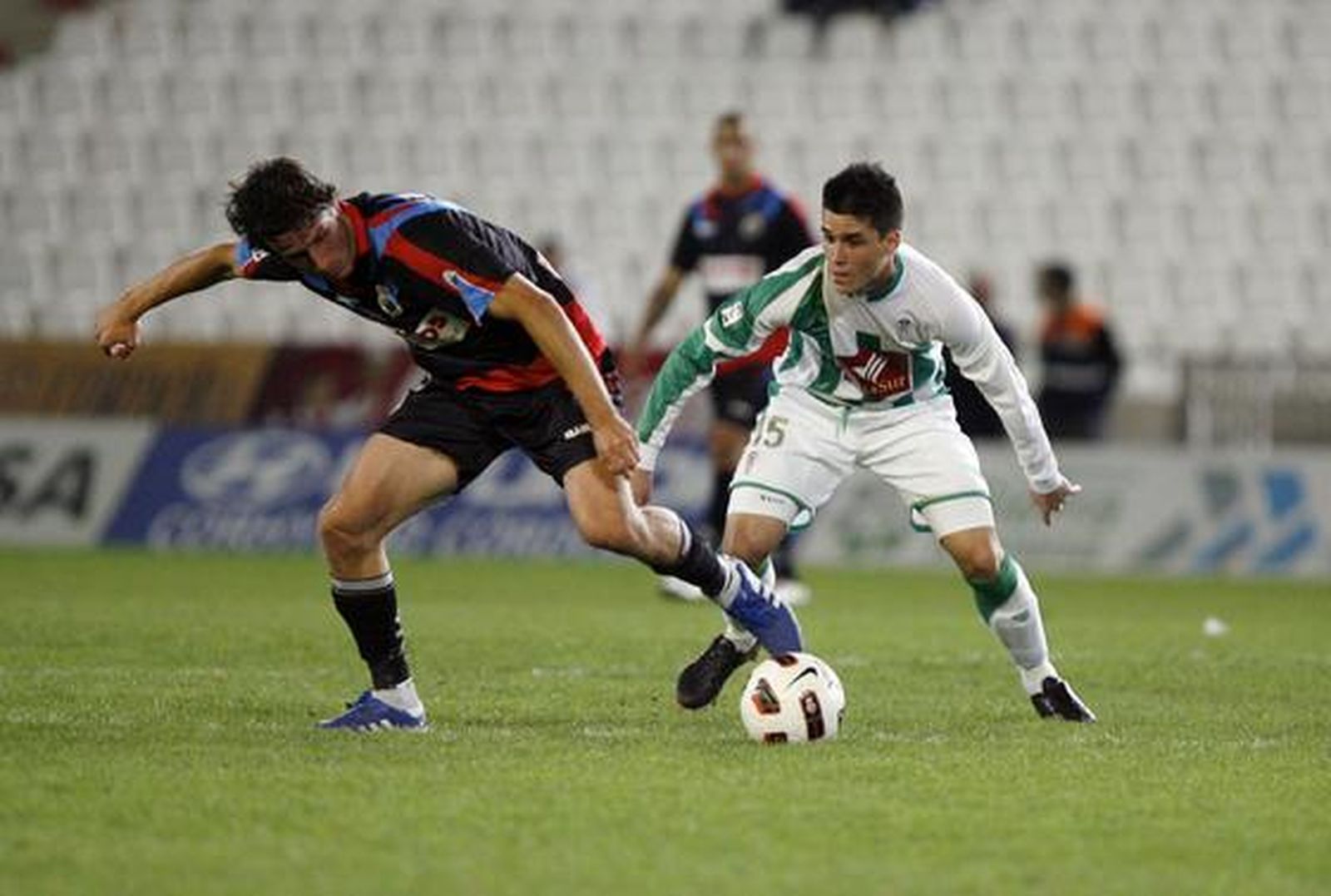 El Córdoba encarrila la clasificación para octavos de final de la Copa del Rey ante el Racing de Santander. / José Martínez